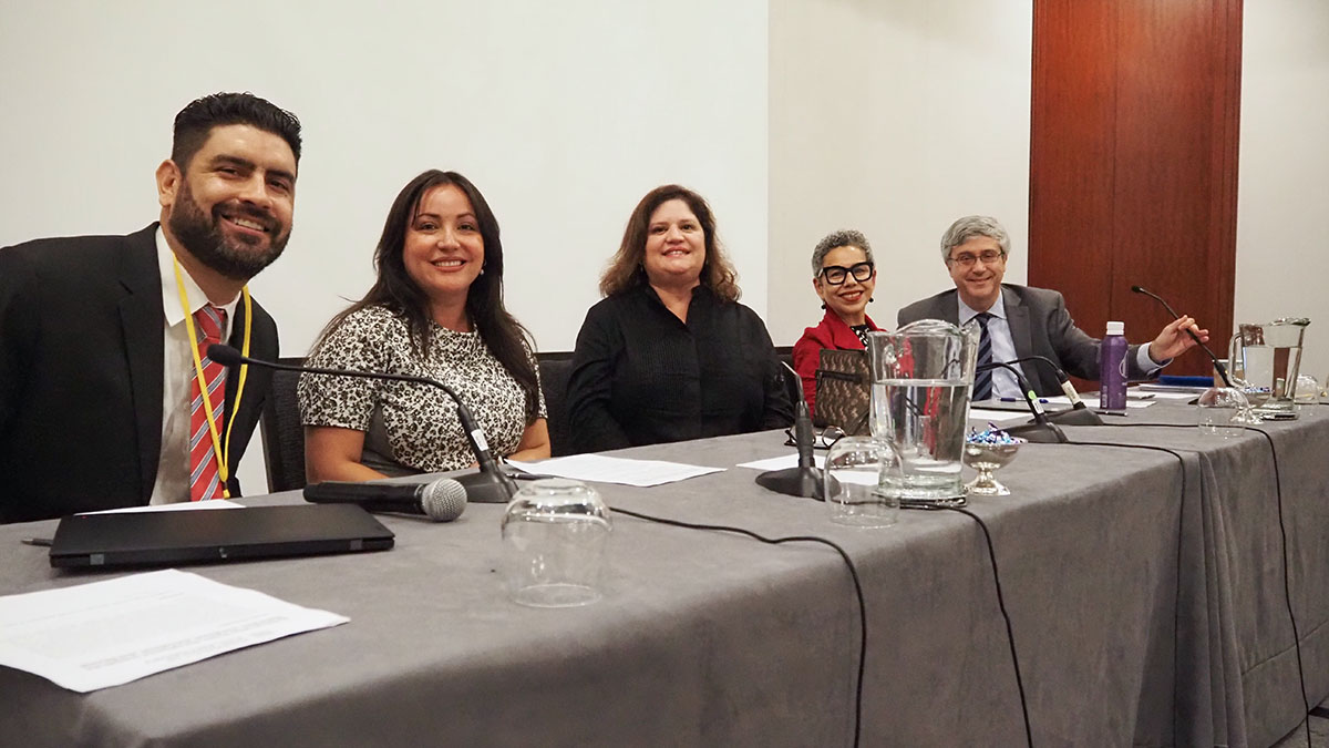 Raúl Macías, Sonja Diaz, Helen Torres, Clarissa Martinez De Castro, Thomas Saenz at table